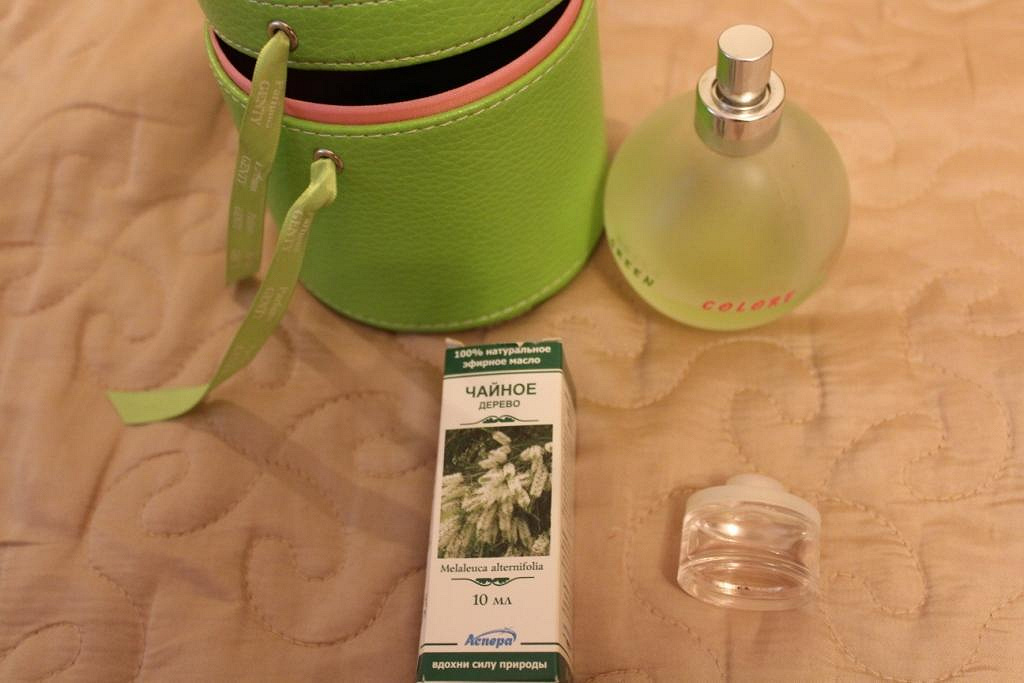 Туалетная вода дерево. Туалетная вода с ароматом чайного дерева. Туалетная вода зеленый чай. Духи в зеленом тубусе. Туалетная вода зеленая упаковка.