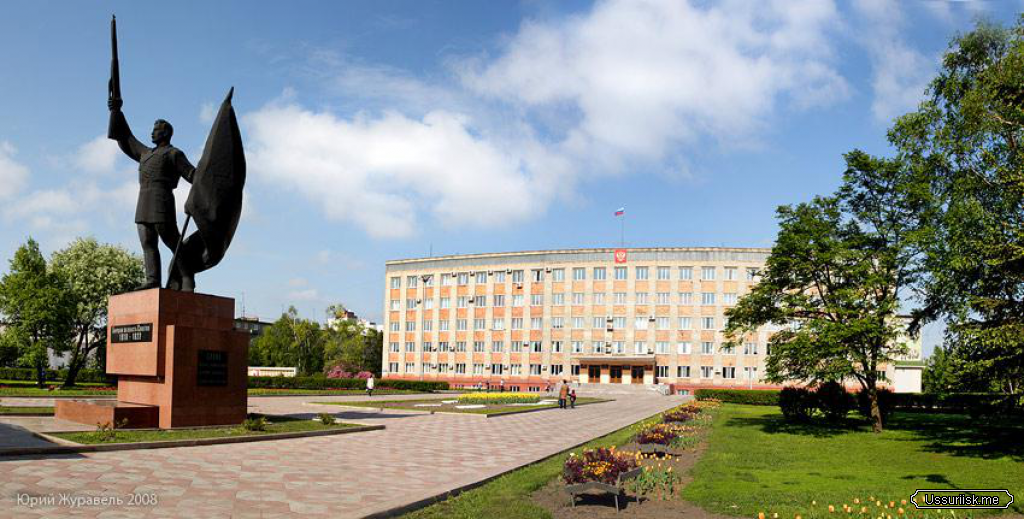 Г уссурийск приморский. Площадь г Уссурийск. Центральная площадь города Уссурийска. Город Уссурийск Приморского края. Памятники города Уссурийска.