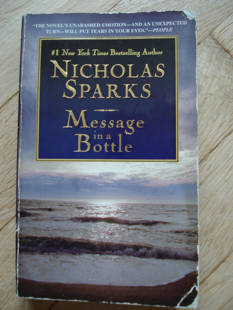Послание в бутылке отзывы. Николас Спаркс послание в бутылке. Послание в бутылке книга. Спаркс послание в бутылке книга. Message in a Bottle 1999.