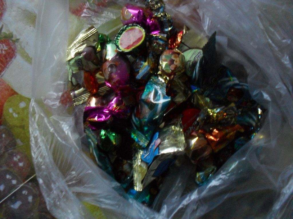 Мама взяла с собой мешок с конфетами. Конфеты в мешочке. Домашние конфеты в мешочке. Металлизированный мешочек с конфетами. Конфеты в мешочке с камнем.