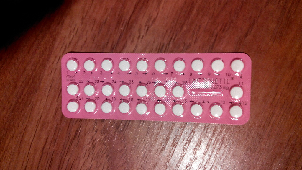 Розовая упаковка таблетки. Лактинет чарозетта. Противозачаточные таблетки 28 штук. Противозачаточные таблетки упаковка.