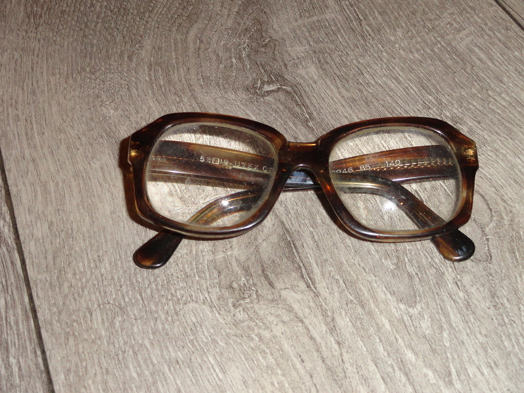 Ссср в очко. Советские очки. Старые очки для зрения. Светские очки для зрения. Советские очки в роговой оправе.