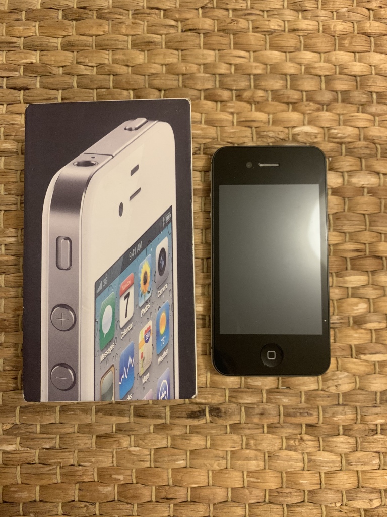 Китайский iphone 13. Китайский iphone 4. Китайский айфон 4s. Китайский айфон 13. Китаец с айфоном.