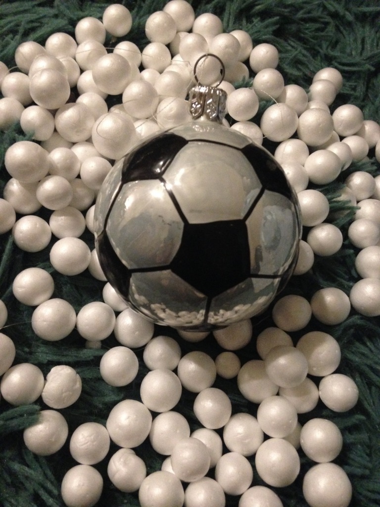 Футбольный мяч игрушка на елку. Новогодние игрушки мячики футбольные. Сделать елочную игрушку в виде футбольного мяча. Мяч из бумаги. Сделать елочную игрушку в виде футбольного мяча.
