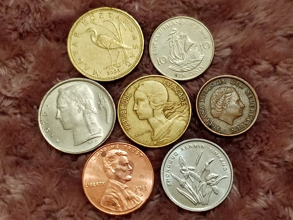 Даны три монеты. Монета в форме цветка. Одежда с монетами. Коллекция монеток Шрека. Монетки Союзмультфильм.