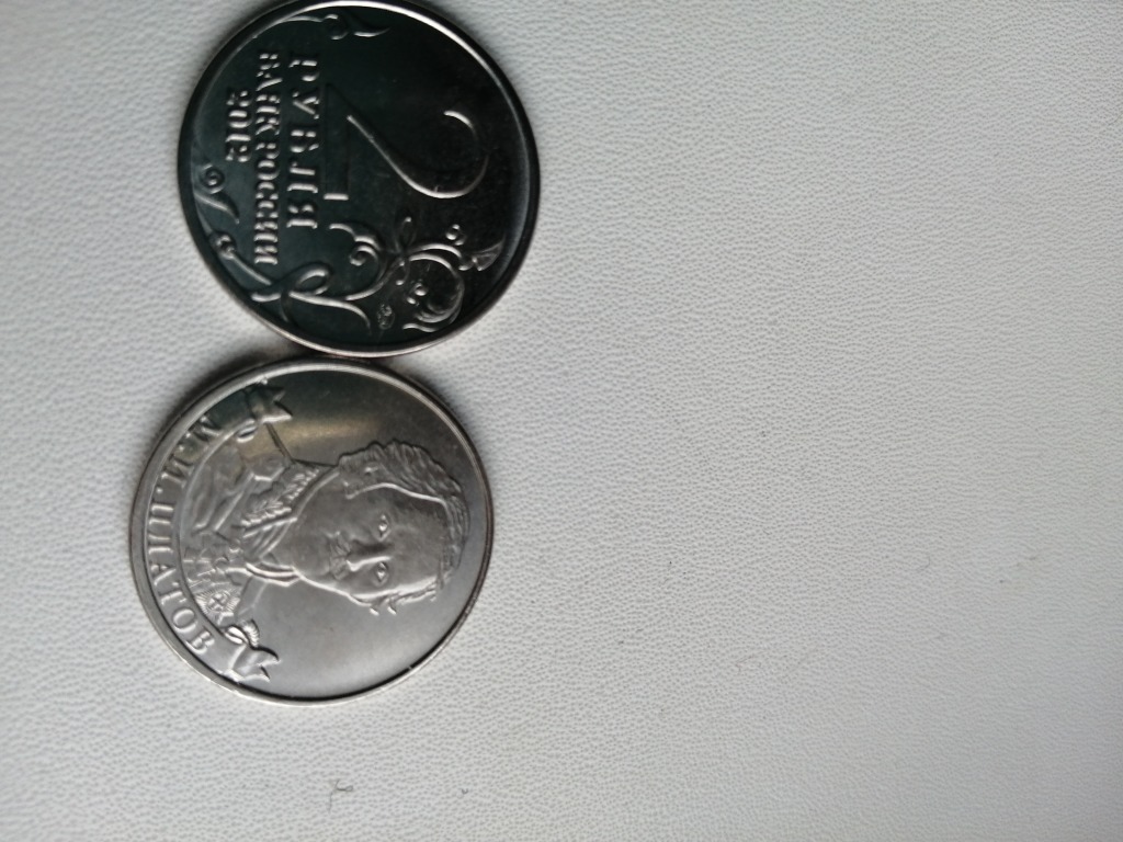 Игры с двумя монетками. Монетка с двумя ключами. Монетка 2 грамма 2010. Фиолетовые монеты 2д. Парадокс двух монеток.