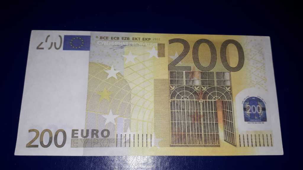 Желтая купюра. 50000 евро. Пошлина дороже 200 евро. New 100 and 200 euro banknotes. 200 евро.