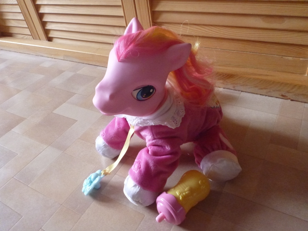 Говорящая пони. Говорящая пони. Пони с бутылочкой игрушка. Говорящая пони. Mlp игрушка "малышка пони-принцесса".