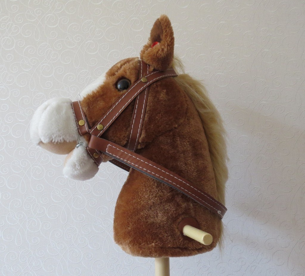 Лошадка на палочке купить. Игрушка лошадка на палке. Лошадь на палке. Голова коня игрушка. Игрушка палка с головой коня.