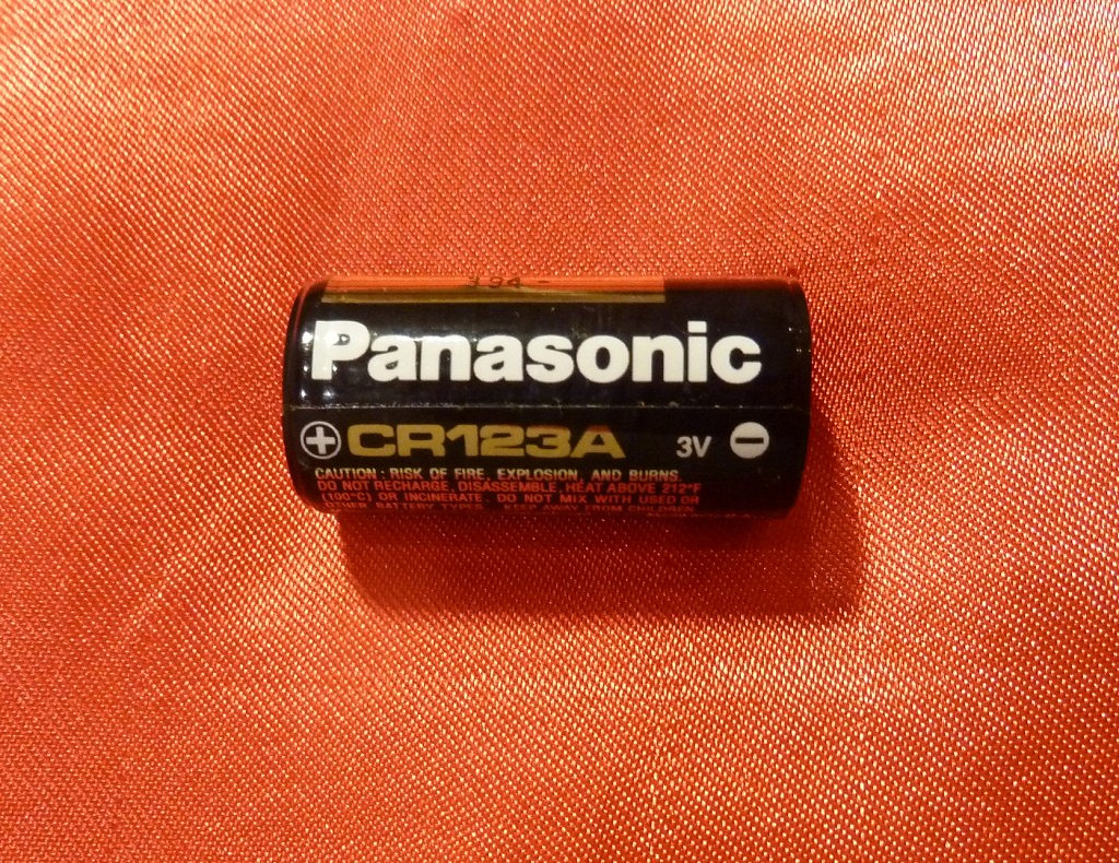 0.3 вольта. Батарейка Panasonic cr123. 3 Вольтовая литиевая батарейка. Cr123(cr123a) размер. Литиевая батарейка cr123a Размеры.