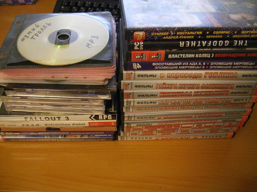 Компакт песня. Компакт диск с песнями. Компакт диски с фильмами. Музыкальный магазин с дисками.