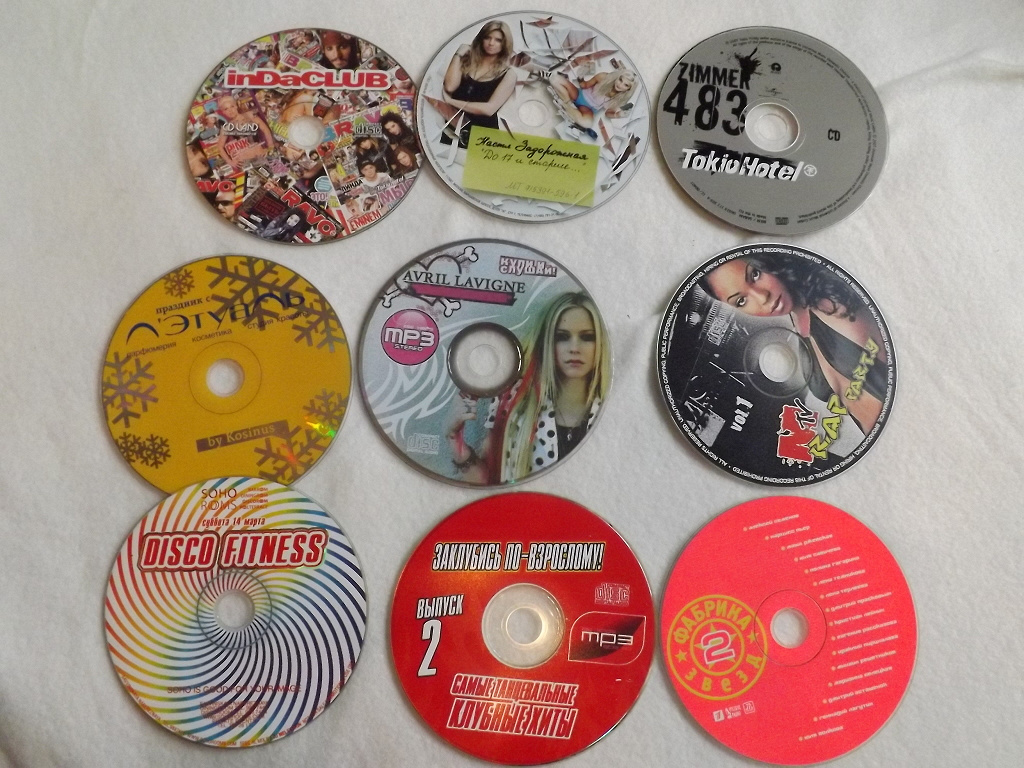 Много использованных дисков. Музыкальный диск. Музыкальные CD диски. Компакт диск с песнями. Музыкальные СД диски.