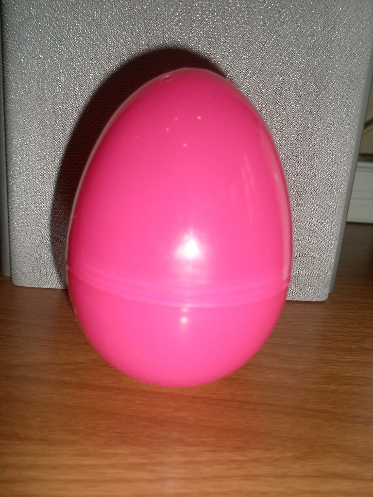 Пластиковые яйца купить. Пластмассовые яйца. Большое пластиковое яйцо. Большое яйцо пластмассовое. Киндер яйцо пластиковое.