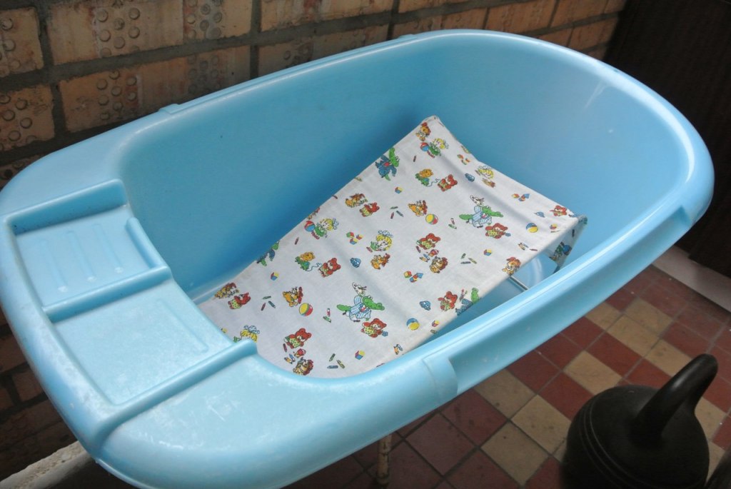 Детские ванночки авито. Подставка для купания новорожденных. Ванночка для купания с подставкой. Подставка в ванночку для новорожденного. Подставка в ванную для купания младенцев.
