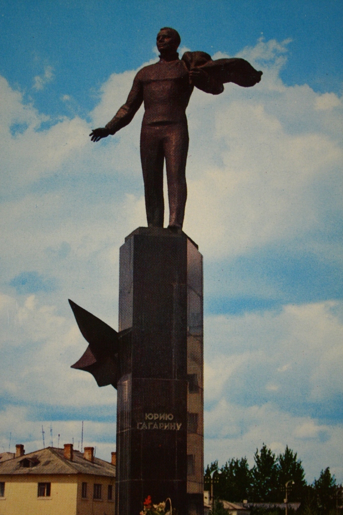 Памятник гагарину в городе гагарин. Памятник Гагарину в Гжатске. Памятник Юрию Гагарину в г Гагарин. Памятник Юрию Гагарину Гжатск.