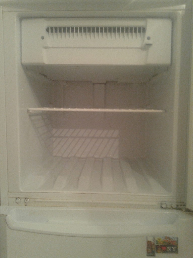 Как выглядит индезит. Холодильник Индезит 185 см верхняя морозилка. Индезит холодильник двухкамерный Индезит. Морозилка в холодильнике Индезит. Холодильник Индезит r3300 WEU.