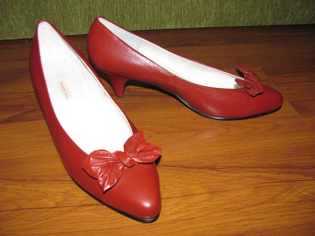 Красные туфли в школу. Советские туфли женские. Красные советские туфли. Туфли советского времени женские. Советские женщины туфлях.