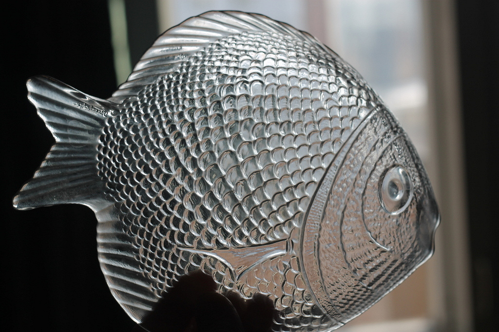 Купить форму рыба. Форма в виде рыбы. Стеклянная тарелка в виде рыбы. Стеклянная посуда в виде рыбы. Сувениры в виде рыбы.