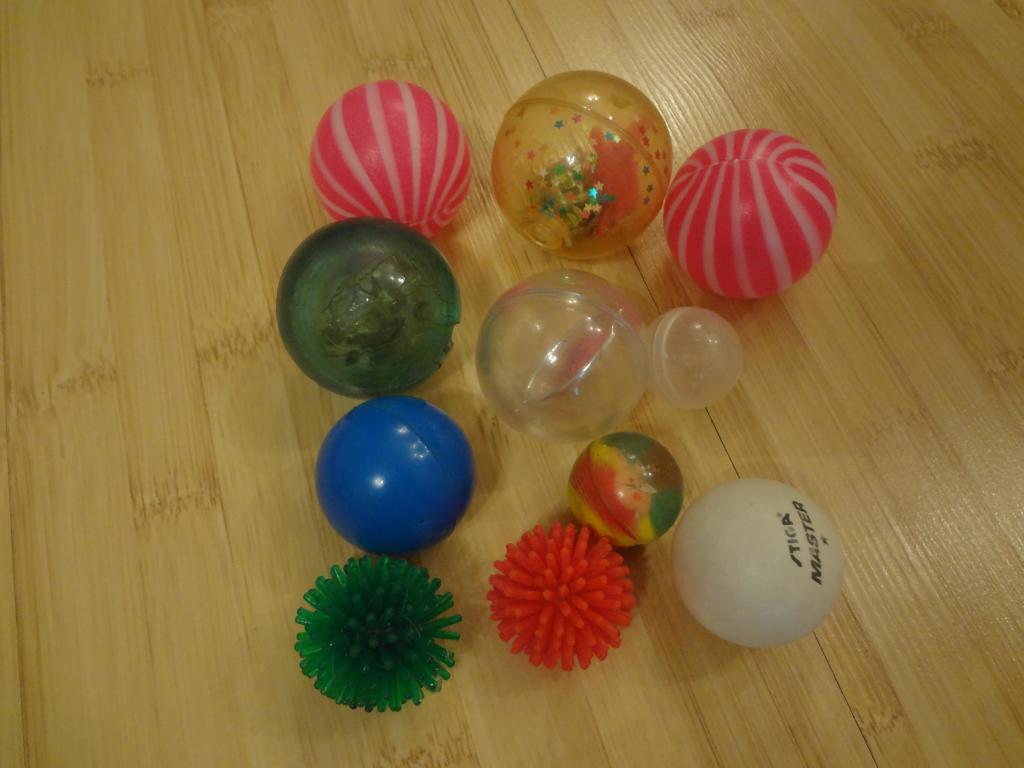 На обычном шаре. Шарики мячики. Мяч мячи шар шары. Мячик для безделушек. Прозрачный мяч с шариками внутри.
