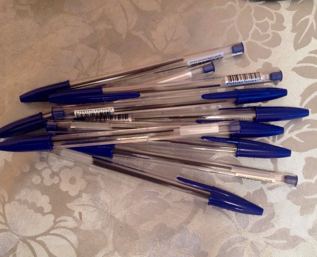 Три синие ручки