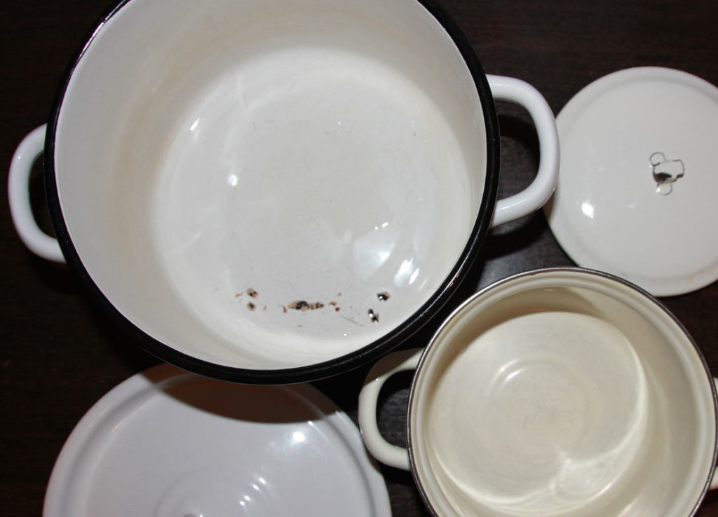 Можно эмалированную посуду в духовку. Эмалированная посуда сколы. Сколы на эмалированной посуде. Эмалированная кастрюля откололась эмаль. Посуда с поврежденной эмалью.