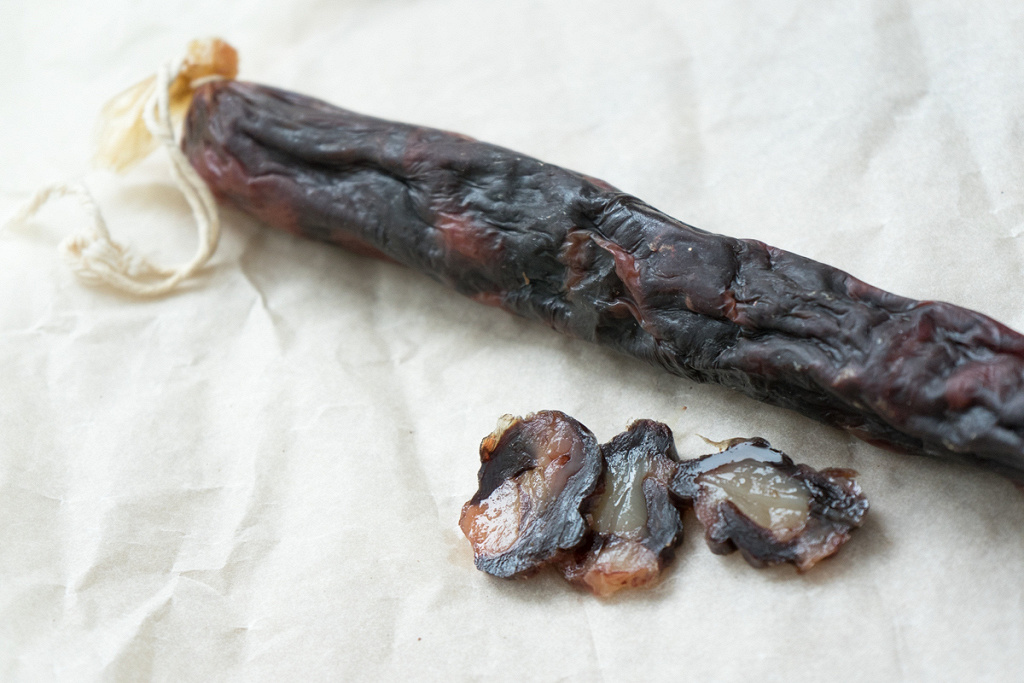 Колбаса конская сыровяленая казылык. Курлой конская колбаса. Казы колбаса сыровяленая. Колбаса казылык из конины с/в. Чучук киргизское национальное.