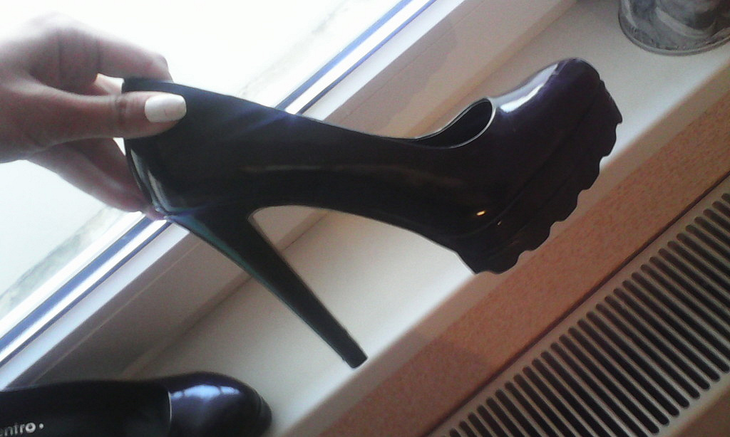 Лабутены и штаны. Лабутены штанах. Лабутены штанах. Лабутены штанах. Christian louboutin insoles.