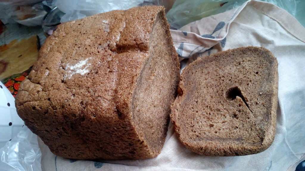 Что внутри хлеба. Бородинский хлеб. Хлеб с кориандром. Крупинки на хлебе. Блюда в Бородинском хлебе.