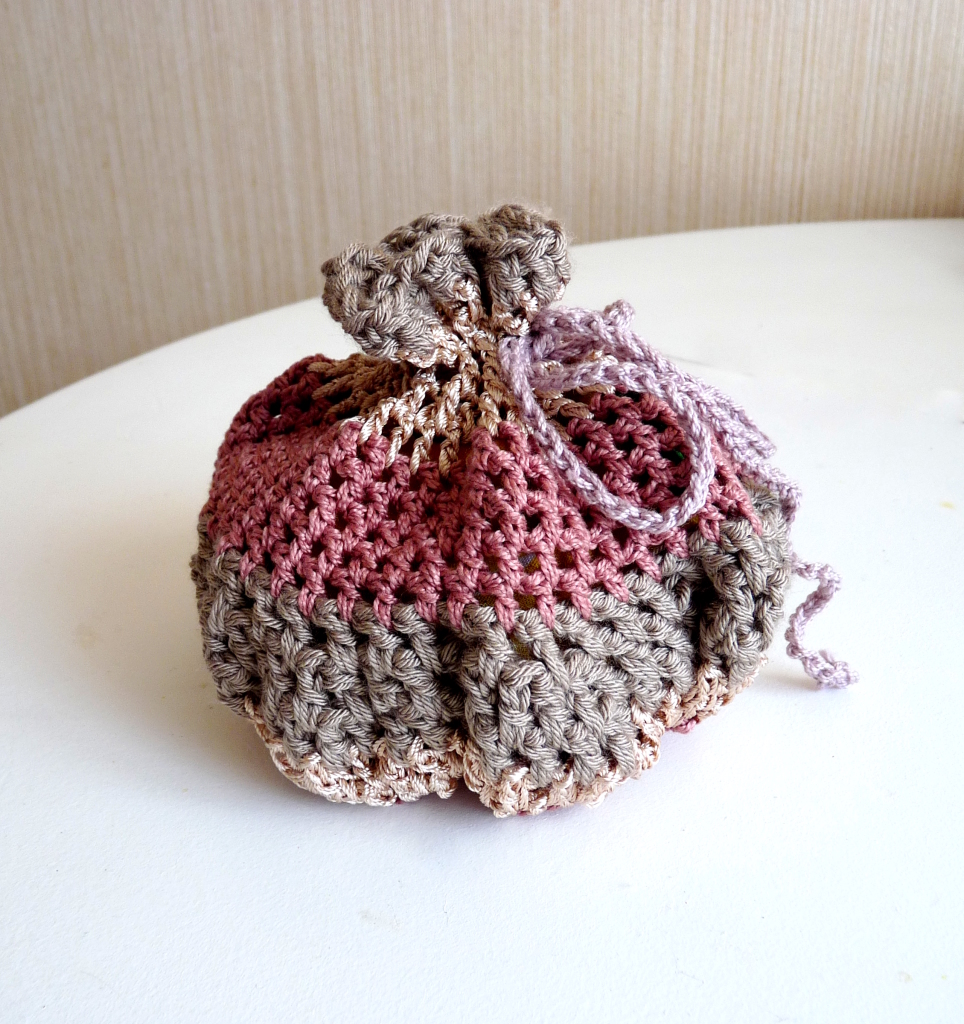 вязаная сумочка для подарка. вязаные мешочки для подарков. вязаный мешочек. вязаный мешочек. яйца в вязаном мешочке.