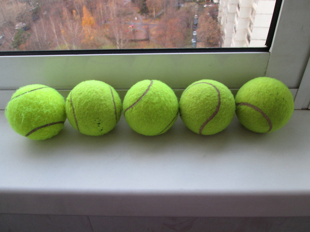 Коробка теннисных мячей. Мячи теннисные Cliff 909. Поделки из мячиков для большого тенниса. Мячик для сквоша.