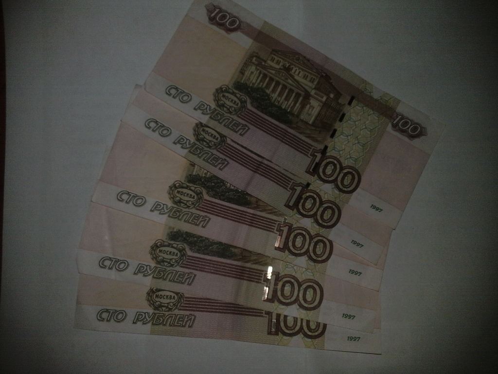 300 800 в рублях. Деньги 100 рублей на столе. Деньги 100 рублей. Деньги 400 рублей. Деньги 600 рублей.