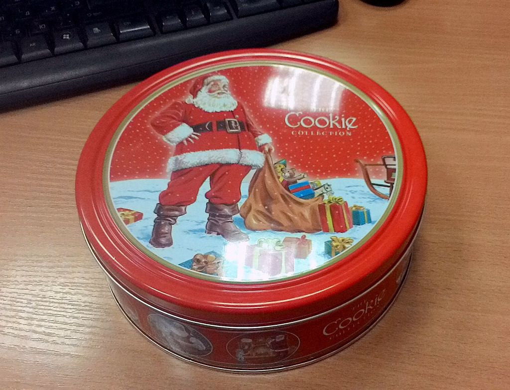 м. печенье в жестяных банках. печенье в жестяной банке в спб. печенья в банке жестяной виды. жестяная банка из под печенья.