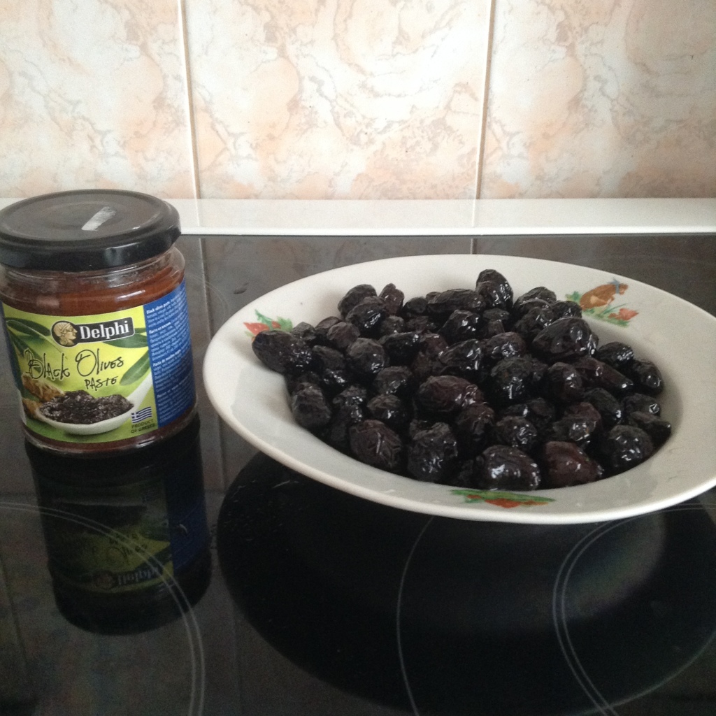 Что полезного в маслинах. Маслины при похудении. Калорий в маслинах без косточек. Оливки zambudio. Маслины черные без косточки ж/б 300 мл -сухой вес.