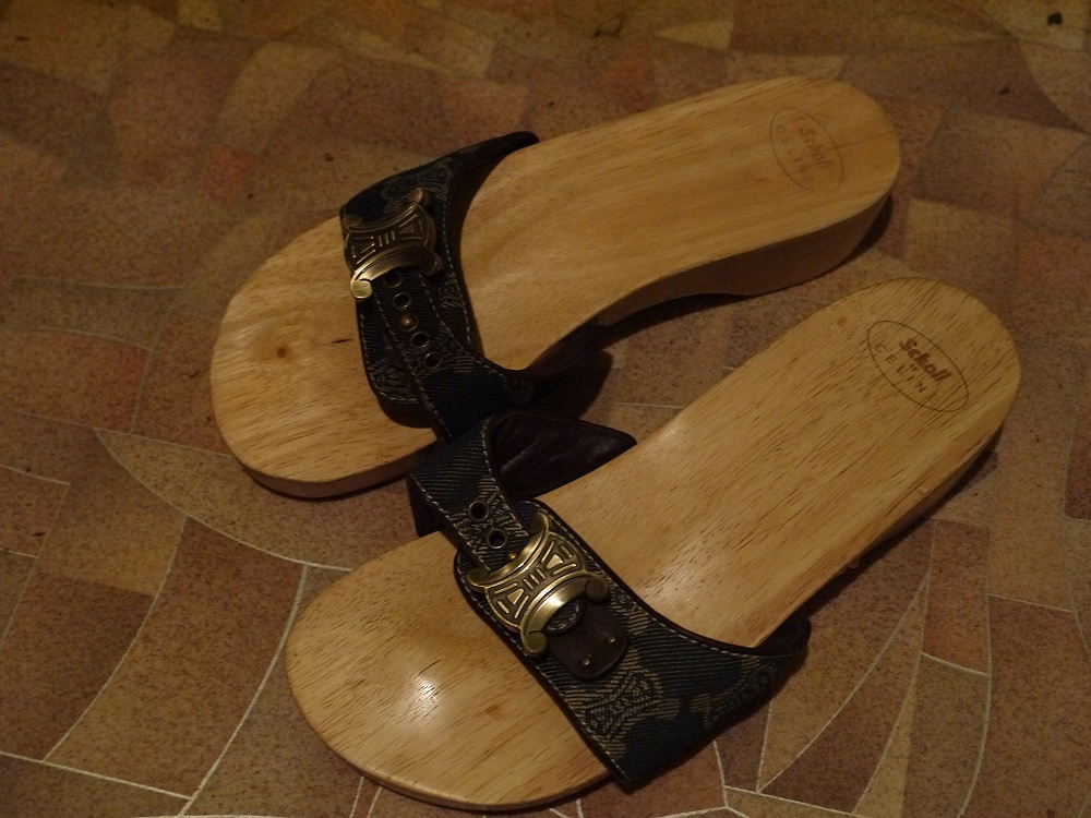 Подошвы деревьев. Сабо 1982-1983 деревянная подошва. Сабо на деревянной подошве. Ботинки с деревянной подошвой. Сабо женские на деревянной подошве.