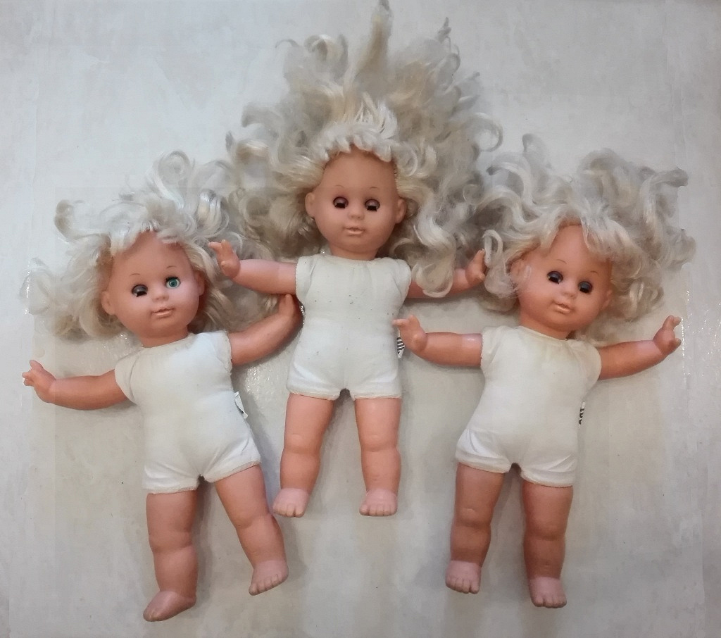 Три пупса. Три куклы. Братск три куклы. Кукла Луч 20 см резиновые ручки ножки и голова. Кукла с тремя париками из 90-х годов.