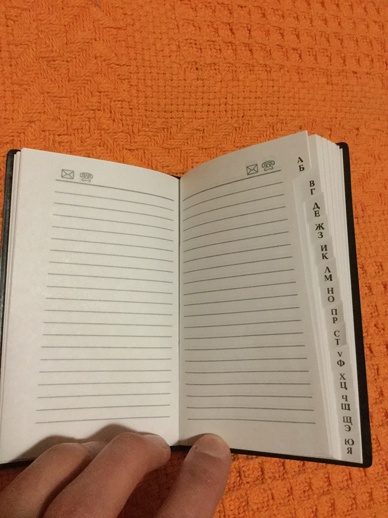 записная книжка на русском языке. блокнот с ручкой. записная книжка. ручка с тетрадкой. блокнот на столе.