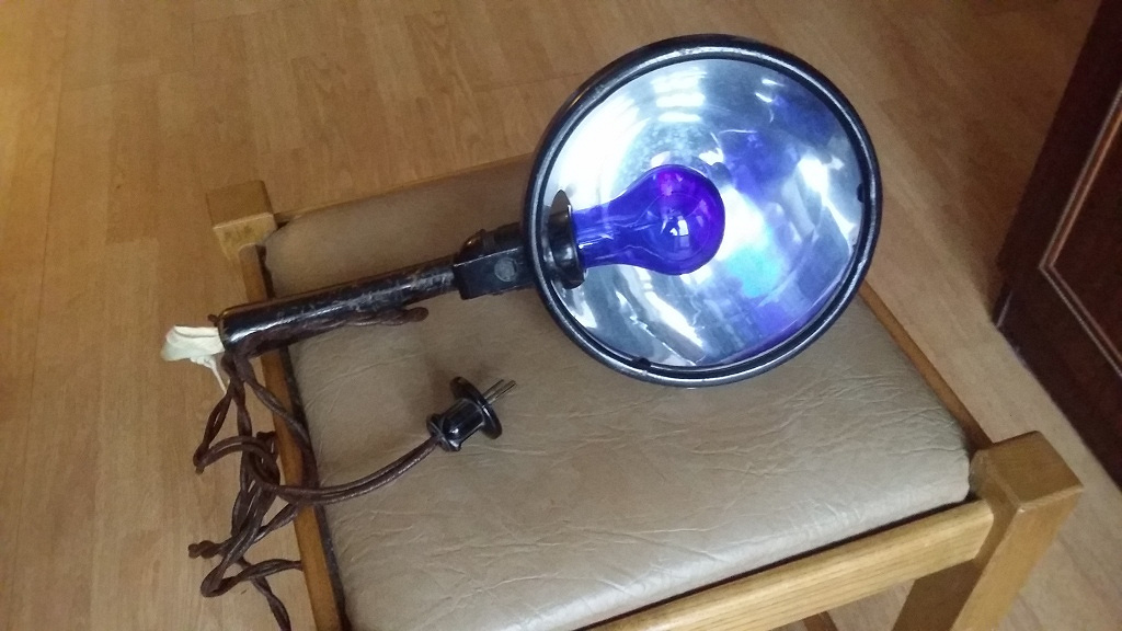 Можно греть ухо синей лампой. Рефлектор Минина. Лампа для прогревания носа. Синяя лампа для прогревания. Советская лампа для прогревания.