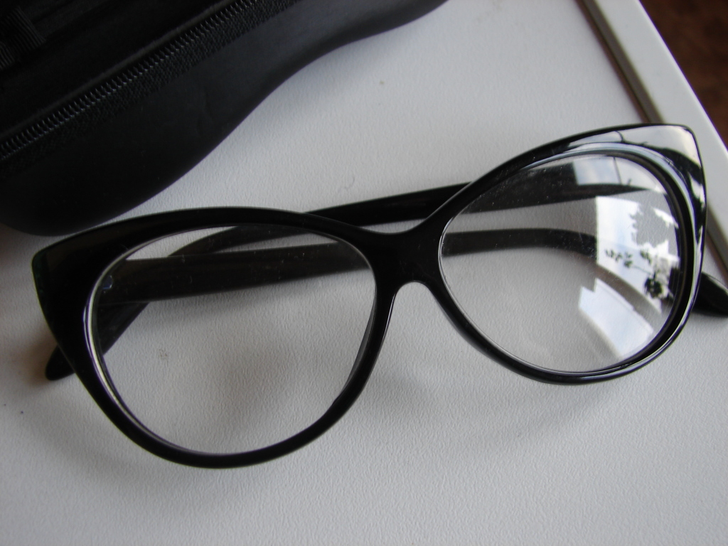 стекла без диоптрий. белые прозрачные очки. очки прозрачные. очки с прозрачными стеклами. очки без диоптрий.