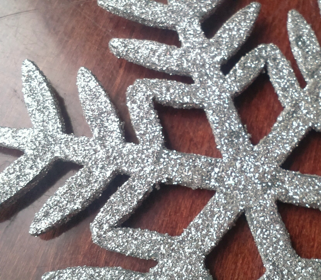 Снежинки из бумаги с блестками. Снежинки с блестками. «украшение «снежинки»». Снежинки из утеплителя блестящего. Снежинка из утеплителя серебристого.