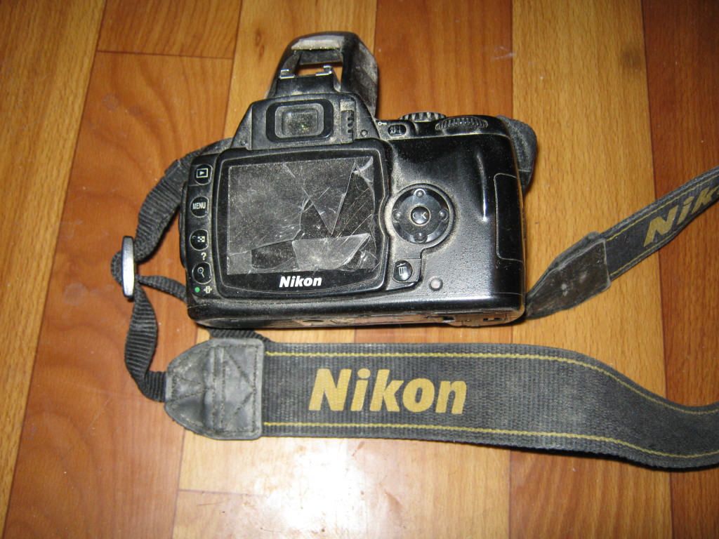 Ремонт цифровых фотоаппаратов nikon. Сломанный фотоаппарат. Фотоаппарат сломался. Разбитый фотоаппарат.