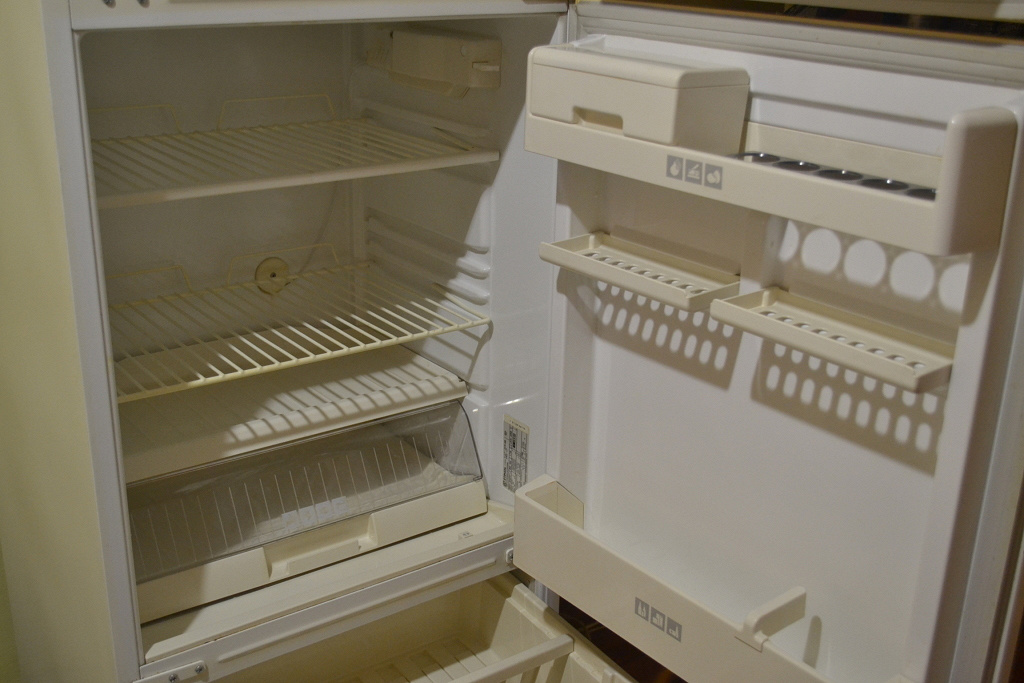 holodilnik trehkamernyj v dar