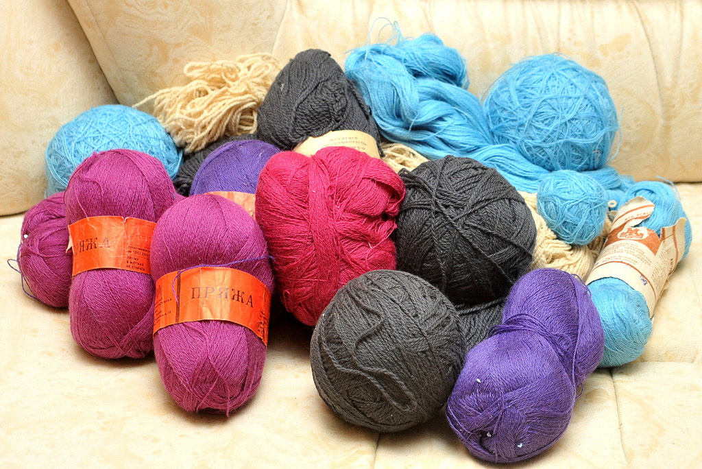 Пряжа бесплатная доставка. Шерстяные нитки для вязания. Пряжа в мотках. Пряжа из шерсти. Разноцветная пряжа для вязания.
