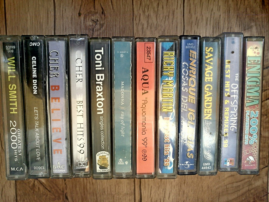 Кассеты 90 х. Видеокассеты 90-х. Обложки видеокассет 90-х. Аудиокассеты 90-х. Кассеты 80-х годов.