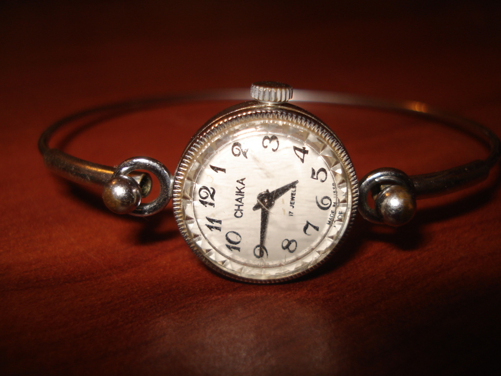 Часы чайка россия. Женские часы Чайка кварц 1356. Советские часы Чайка. Часы Чайка 17 камней женские.