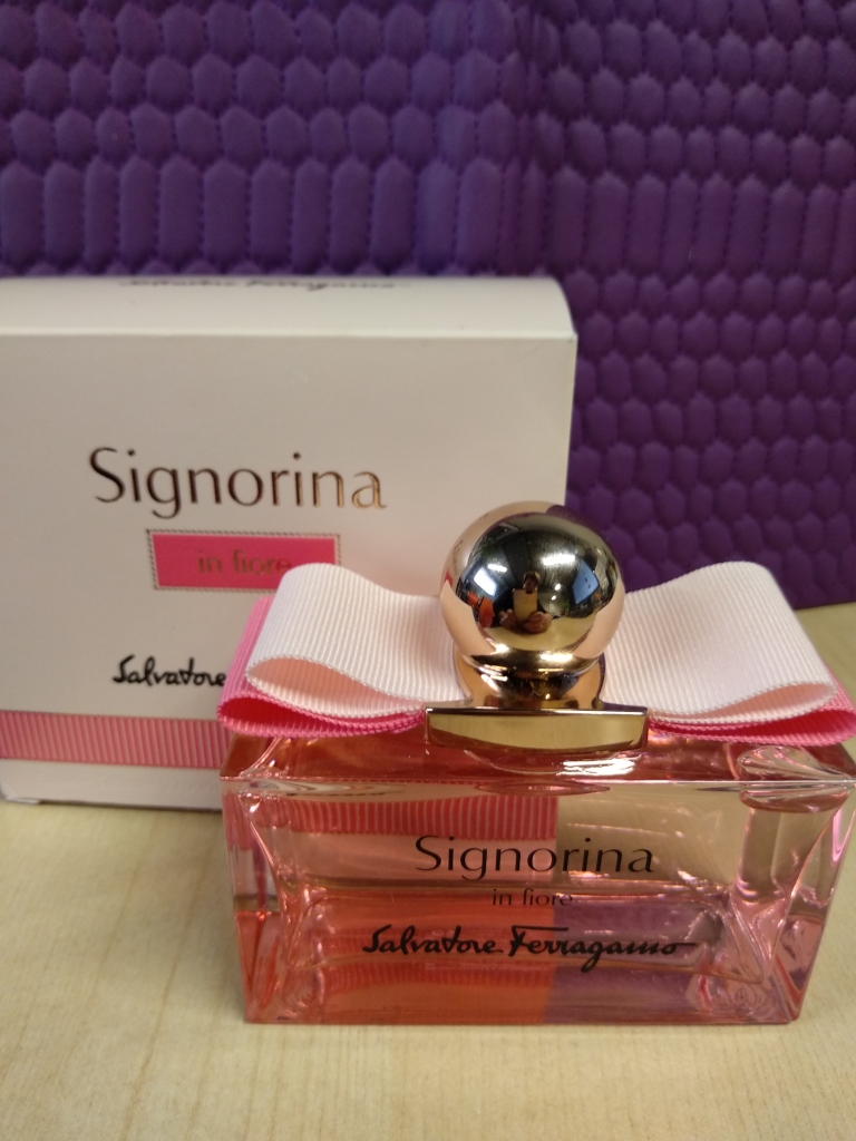 Salvatore ferragamo signorina in fiore. Синьорина духи розовые. Signorina розовые. Сальваторе Феррагамо духи женские розовые. Туалетная вода Синьорина Канди.