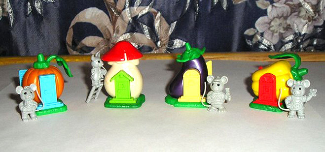 Киндер сюрприз ежики. Домики с мышками из Киндер - сюрприза ￼. Киндер мышки в домиках. Киндер игрушки 90-х мышки в домиках. Игрушки из киндера мыши.