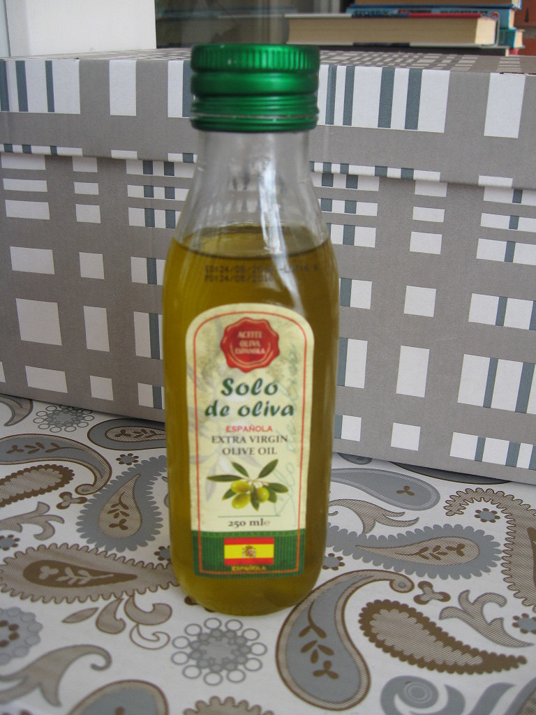 Нерафинированное масло горчит. Оливковое масло на кухне. Оливковое масло домашнее. Оливковое масло в пластиковой бутылке. Просроченное оливковое масло.