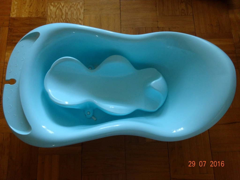 Ванночка 6 букв. Детская ванночка для купания. Голубая ванночка с горкой. Ванночка для купания голубая. Детская ванна с горкой для купания.