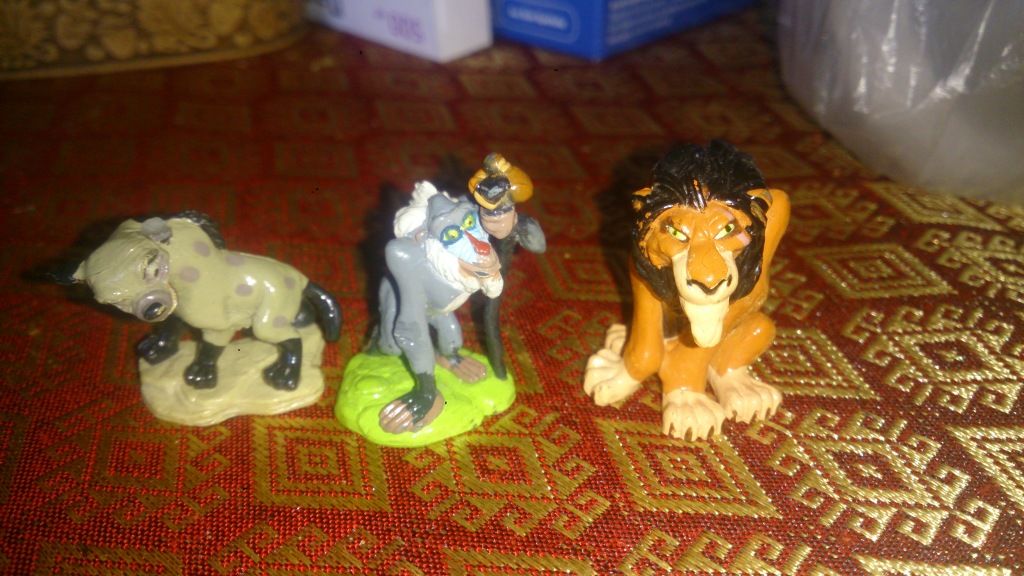 киндер сюрприз король лев. корона. шоколадное яйцо zaini king julien. корона из рыб. игрушки в яйцах zaini мадагаскар.