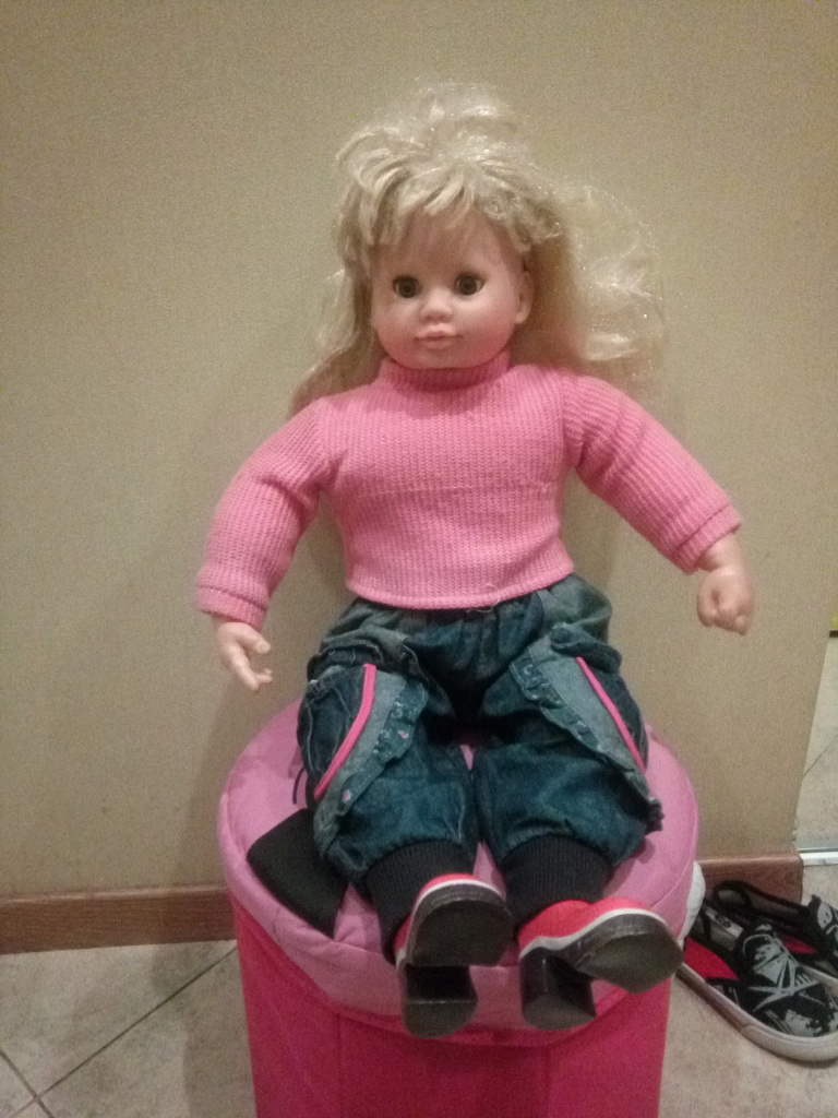 Говорящая кукла слова. Интерактивная кукла Ксюша. Кукла Ксюша открывает рот. Кукла Ксюша интерактивная в розовой шапке. Говорящая кукла Ксюша в сумке.